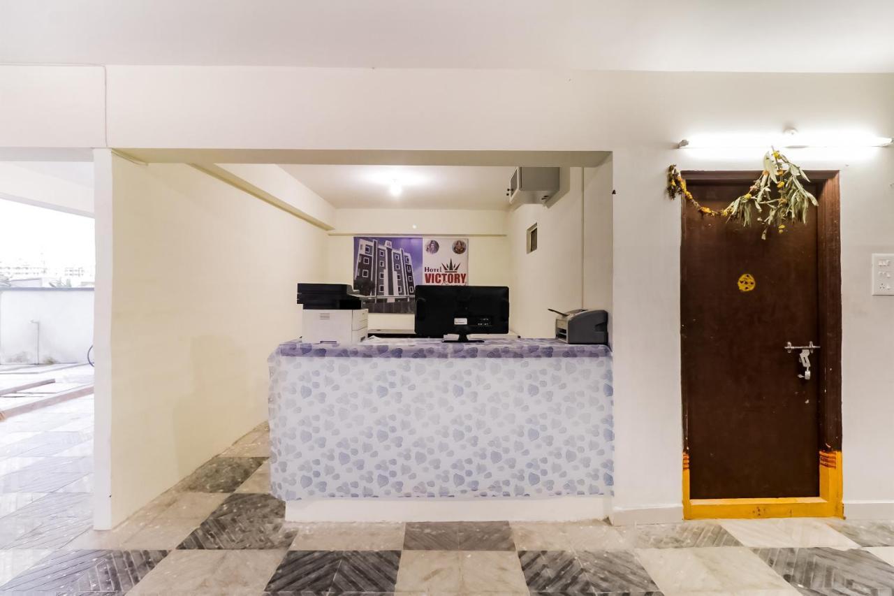 Отель Oyo Victory Grand Tadepalle Экстерьер фото